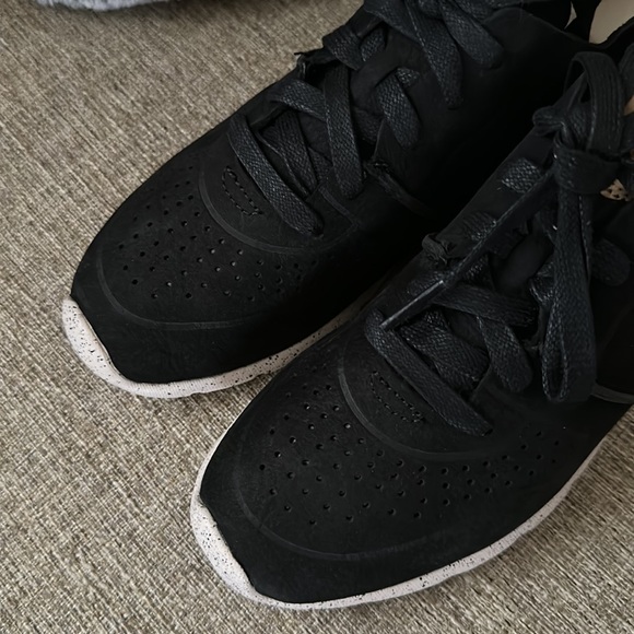 NEW UGG TYE BLACK - Picture 5 of 10